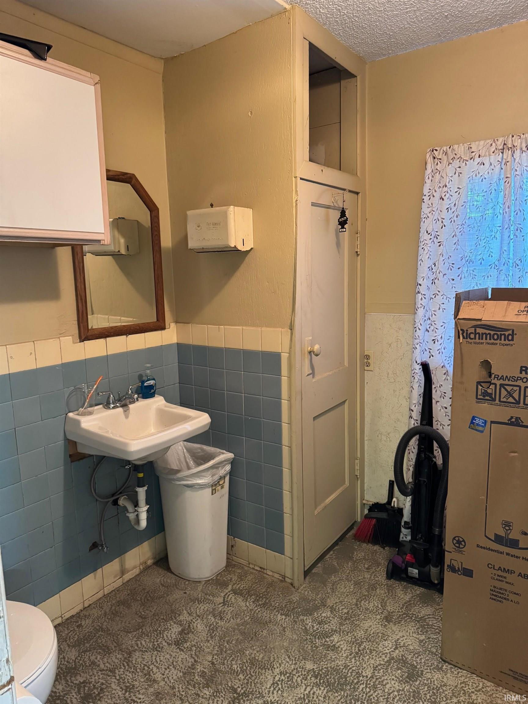 Fowler, Indiana 47944, United States, 5 Bedrooms Bedrooms, ,3 BathroomsBathrooms,Residential,Active,226299