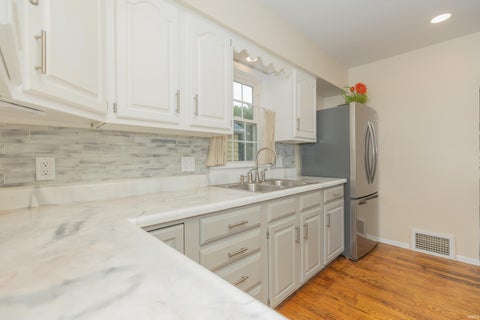 Tiny photo for 4904 Conlin Avenue, Evansville, IN 47715 (MLS # 202624387)