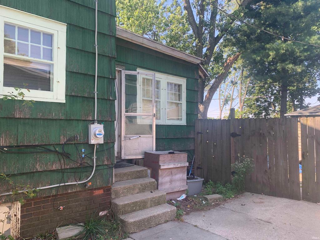 Photo of 1253 Diamond Avenue, South Bend, IN 46628 (MLS # 202539404)