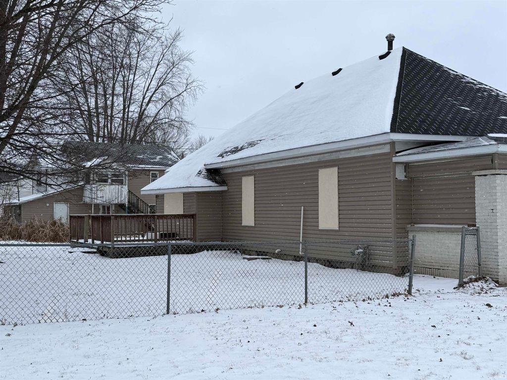 Photo of 1002 E 28Th Street, Marion, IN 46953 (MLS # 202605768)