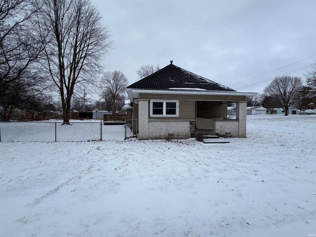 Photo of 1002 E 28Th Street, Marion, IN 46953 (MLS # 202605768)