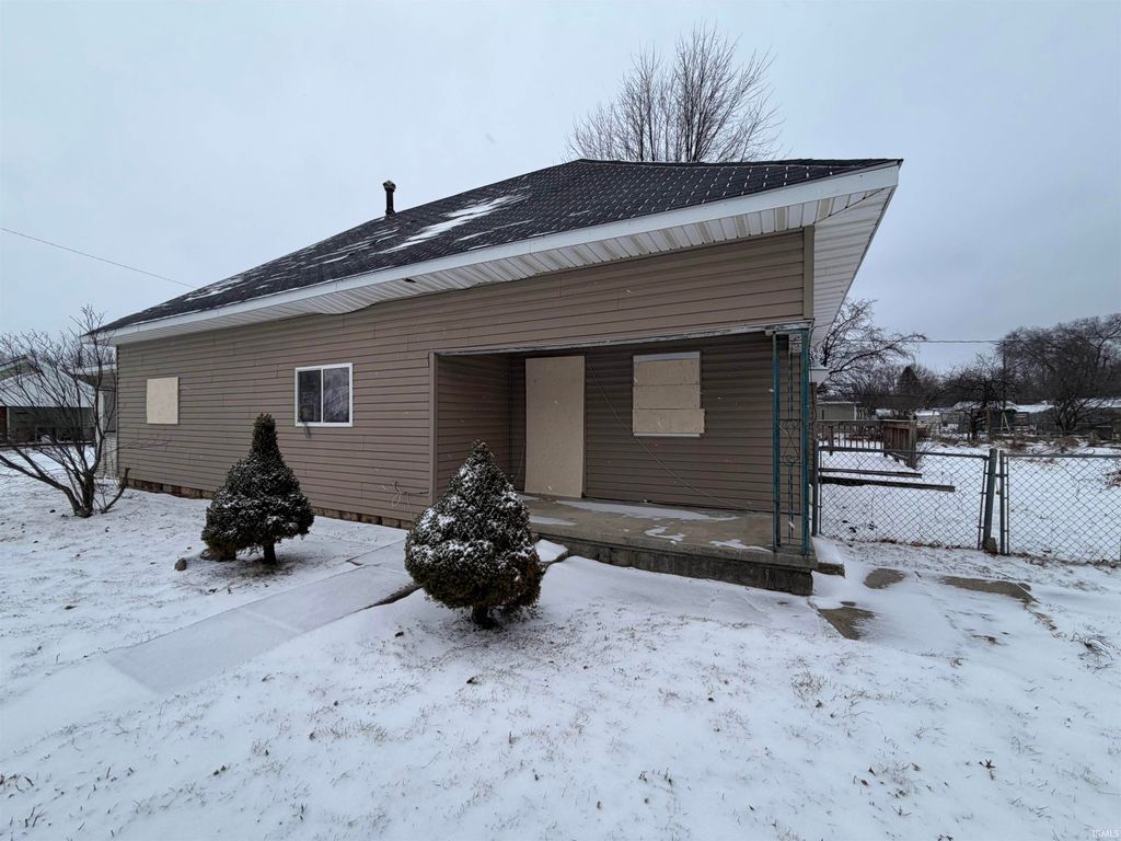 Photo of 1002 E 28Th Street, Marion, IN 46953 (MLS # 202605768)