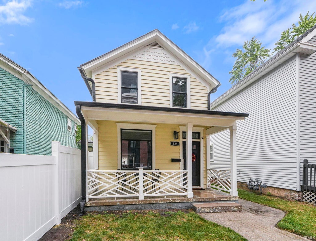 Photo of 824 Lavina Street, Fort Wayne, IN 46802 (MLS # 202634735)