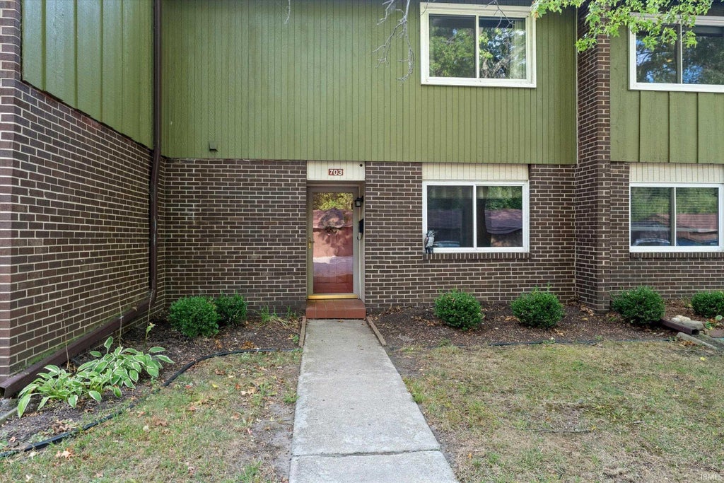Photo of 2500 Topsfield Road #703, South Bend, IN 46614 (MLS # 202638620)