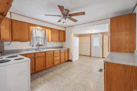 Tiny photo for 915 N Courtland Avenue, Kokomo, IN 46901 (MLS # 202630860)