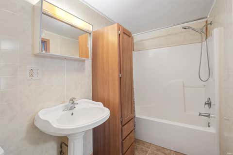 Tiny photo for 915 N Courtland Avenue, Kokomo, IN 46901 (MLS # 202630860)
