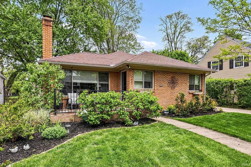 Photo of 1605 E Madison Street, South Bend, IN 46617 (MLS # 202615673)