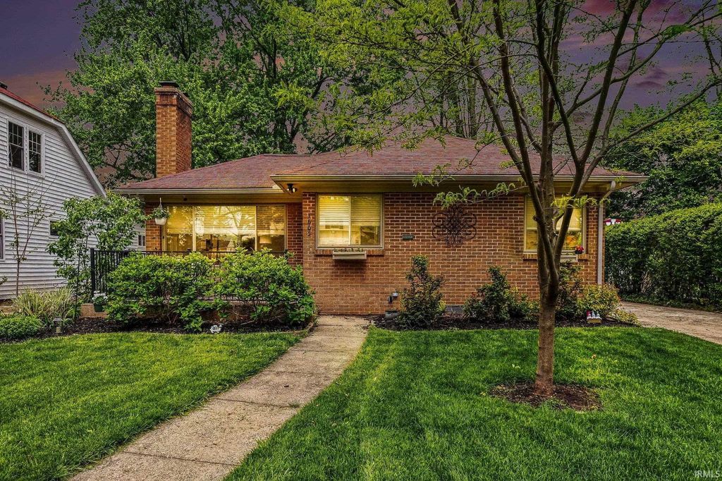 Photo of 1605 E Madison Street, South Bend, IN 46617 (MLS # 202615673)