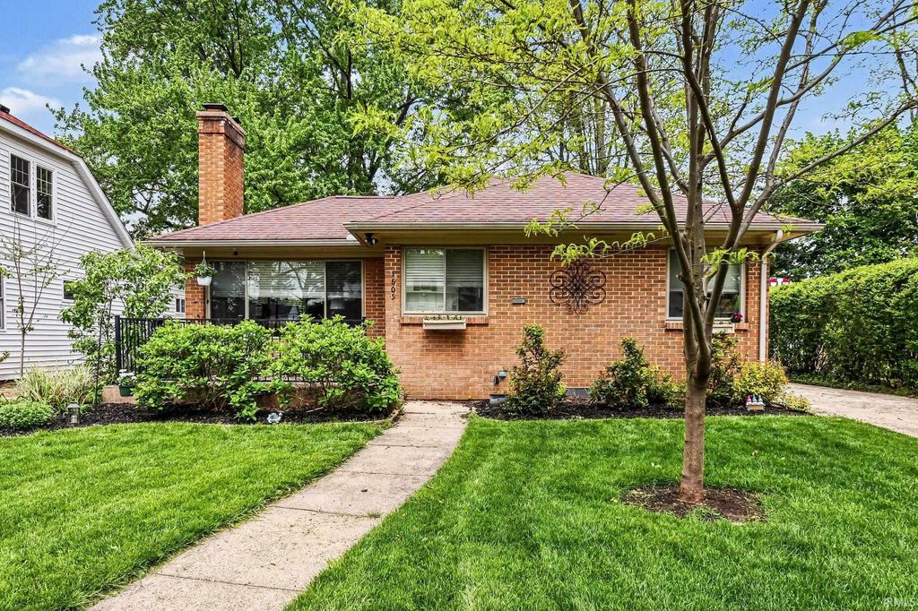 Photo of 1605 E Madison Street, South Bend, IN 46617 (MLS # 202615673)
