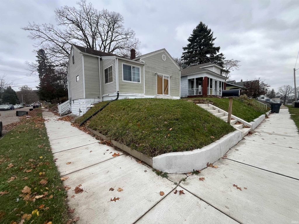 Photo of 726 W Calvert Street, South Bend, IN 46613 (MLS # 202547849)