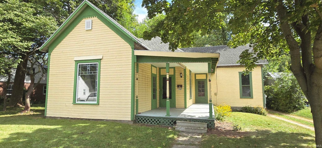 Photo of 709 N Sycamore Street, North Manchester, IN 46962 (MLS # 202637202)