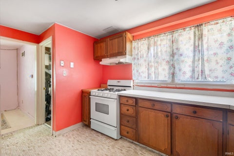Tiny photo for 203 E Leyte Avenue, Mishawaka, IN 46545 (MLS # 202635269)