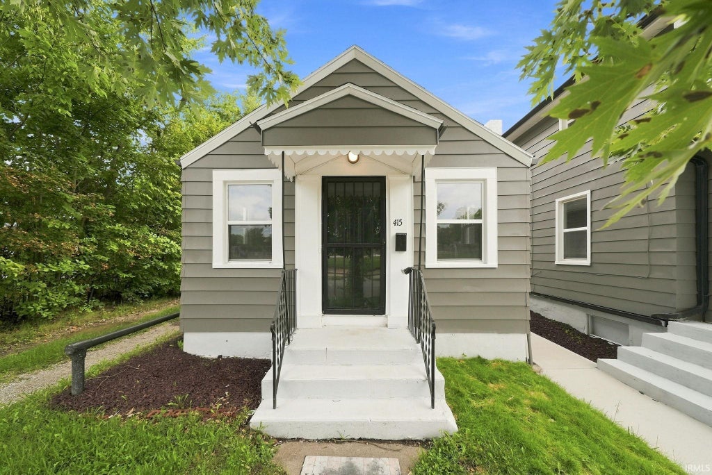 Photo of 417/415 Pasadena Drive, Fort Wayne, IN 46807 (MLS # 202634431)