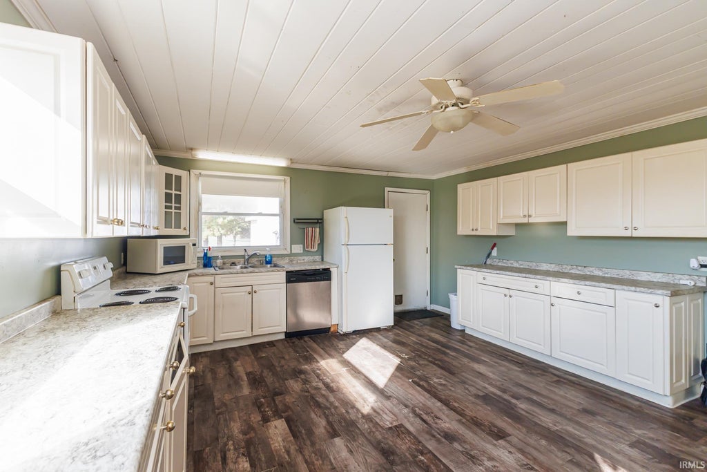 Photo of 881 S County Rd 600 W Road, Yorktown, IN 47396 (MLS # 202644006)