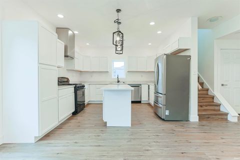 Tiny photo for 4024 Addison Street, South Bend, IN 46614 (MLS # 202613548)