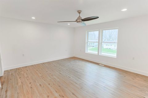 Tiny photo for 4024 Addison Street, South Bend, IN 46614 (MLS # 202613548)