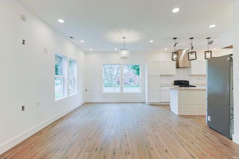 Tiny photo for 4024 Addison Street, South Bend, IN 46614 (MLS # 202613548)