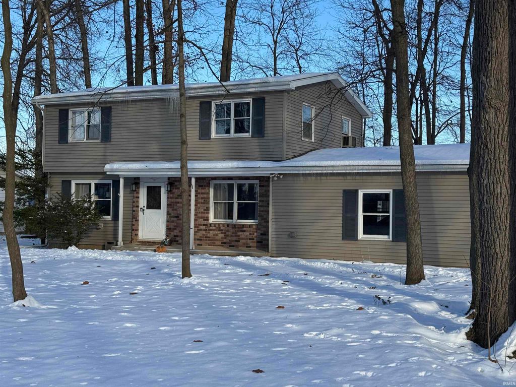 Photo of 1827 Marietta Drive, Fort Wayne, IN 46804 (MLS # 202548252)