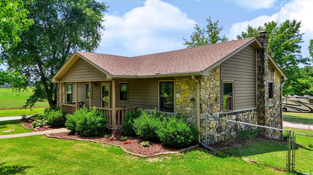 Photo of 6982 S 125 W, Trafalgar, IN 46181 (MLS # 202631372)