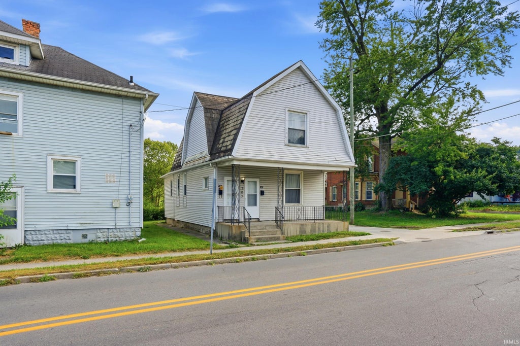 Photo of 707 W Creighton Avenue, Fort Wayne, IN 46807 (MLS # 202629593)