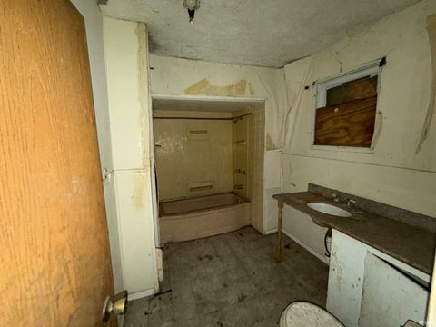 Tiny photo for 609 N Waugh Street, Kokomo, IN 46902 (MLS # 202604423)