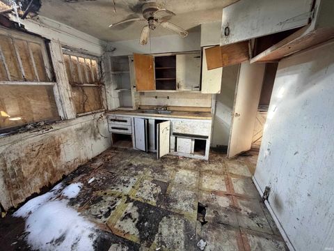 Tiny photo for 609 N Waugh Street, Kokomo, IN 46902 (MLS # 202604423)