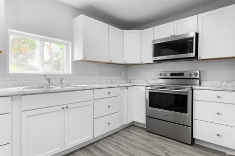 Tiny photo for 1046 Lawndale Avenue, South Bend, IN 46628 (MLS # 202641144)