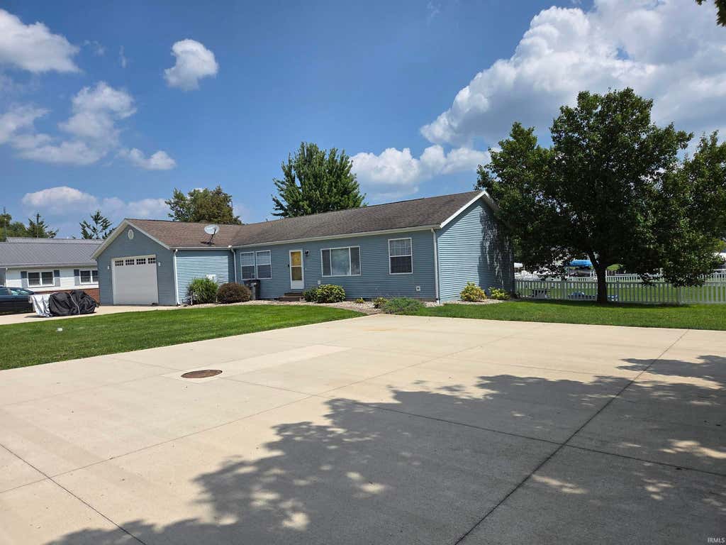 Photo of 9828 N Lincoln Rd Rd #PIER 418-564/565/566, Syracuse, IN 46567 (MLS # 202635223)