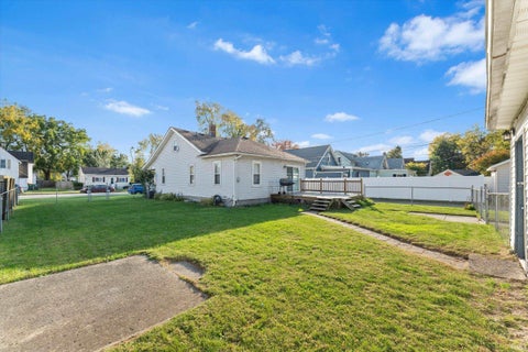 Tiny photo for 230 E Broadway Street, Mishawaka, IN 46545 (MLS # 202642530)