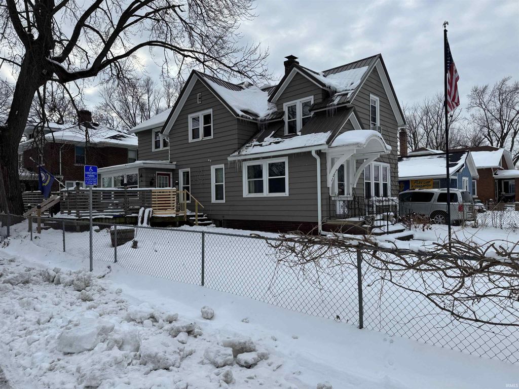 Photo of 701 W 3 Street, Mishawaka, IN 46544 (MLS # 202548272)