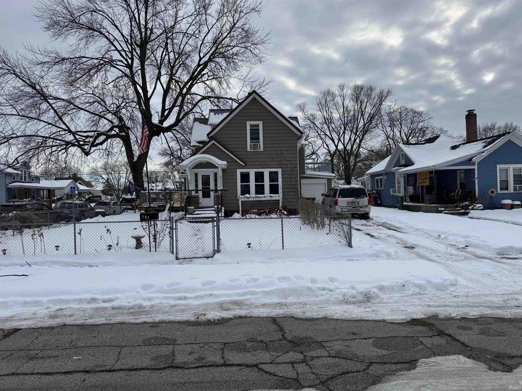 Photo of 701 W 3 Street, Mishawaka, IN 46544 (MLS # 202548272)