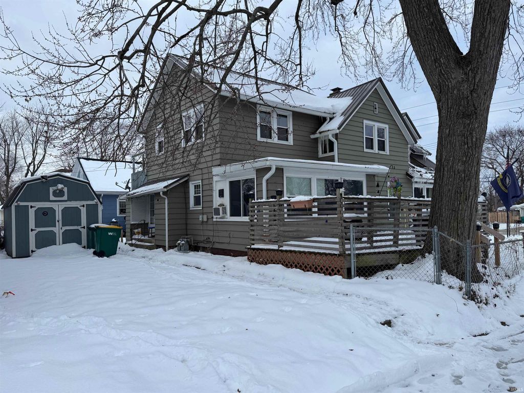 Photo of 701 W 3 Street, Mishawaka, IN 46544 (MLS # 202548272)