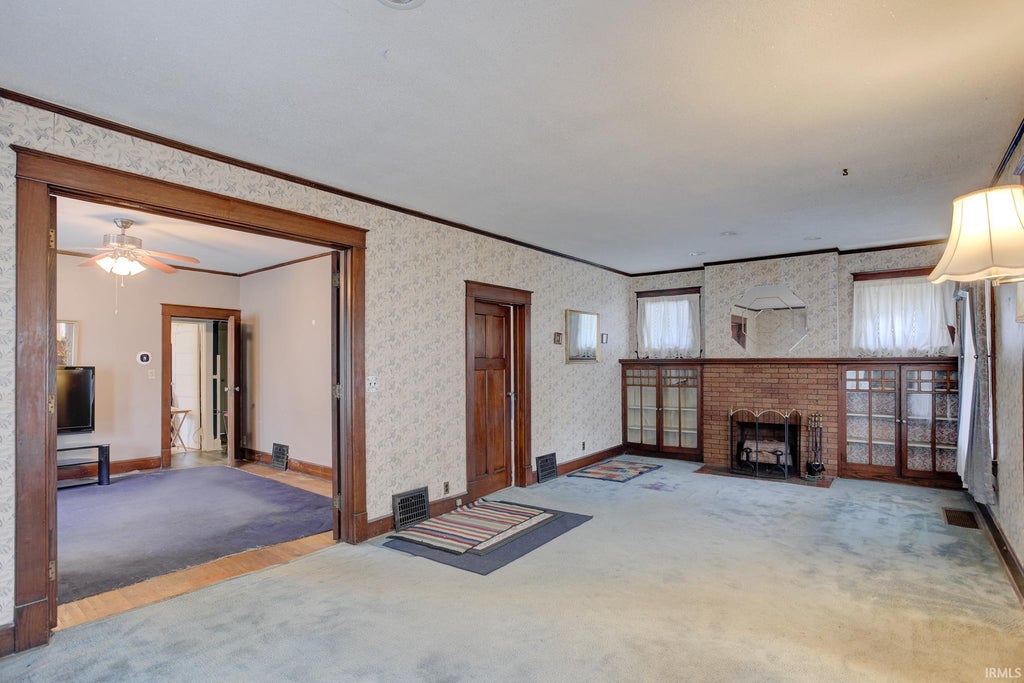 Photo of 900 E Blackford Avenue, Evansville, IN 47713 (MLS # 202644554)