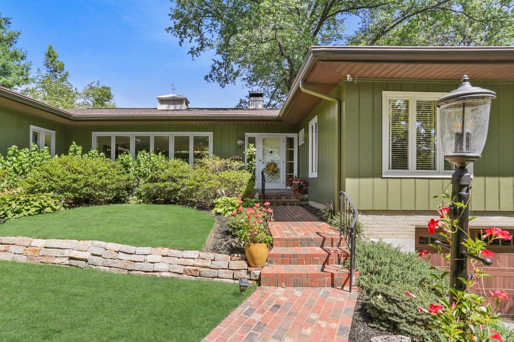 Photo of 3307 Stringtown Road, Evansville, IN 47711 (MLS # 202535918)