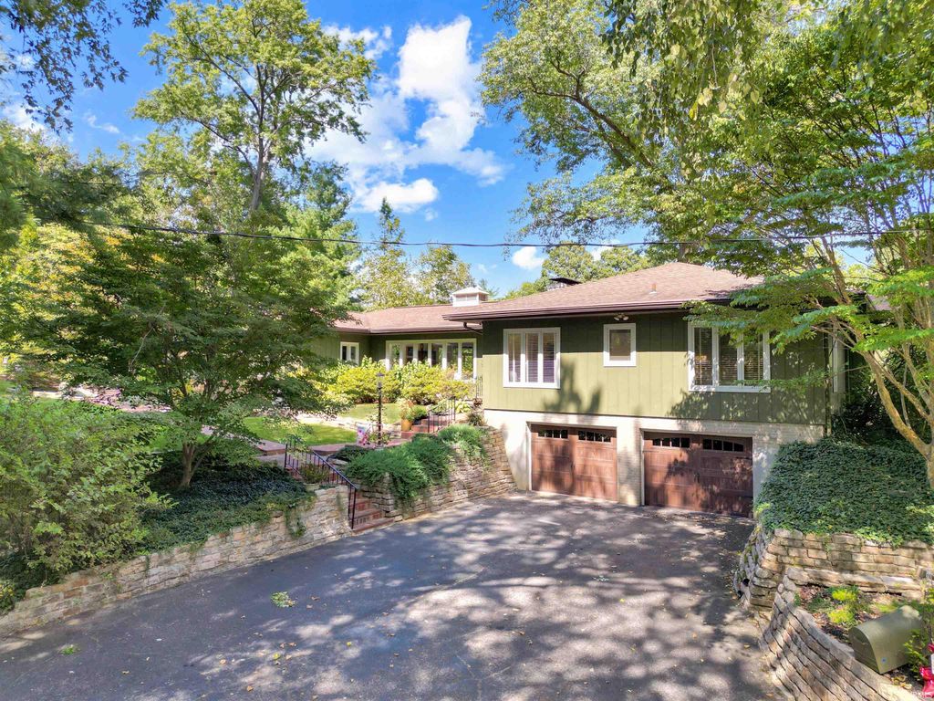 Photo of 3307 Stringtown Road, Evansville, IN 47711 (MLS # 202535918)