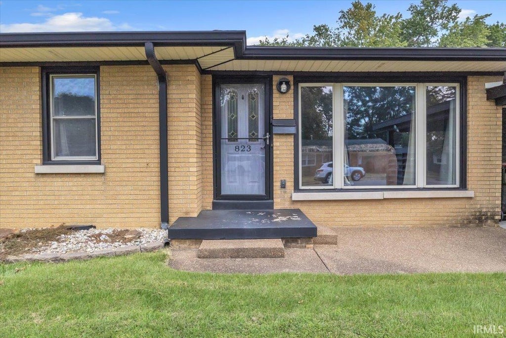 Photo of 823 E Sherman Street, Mount Vernon, IN 47620 (MLS # 202637328)