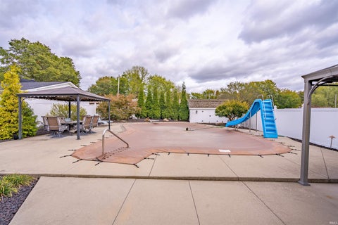Tiny photo for 1500 Washington Avenue, Boonville, IN 47601 (MLS # 202633833)