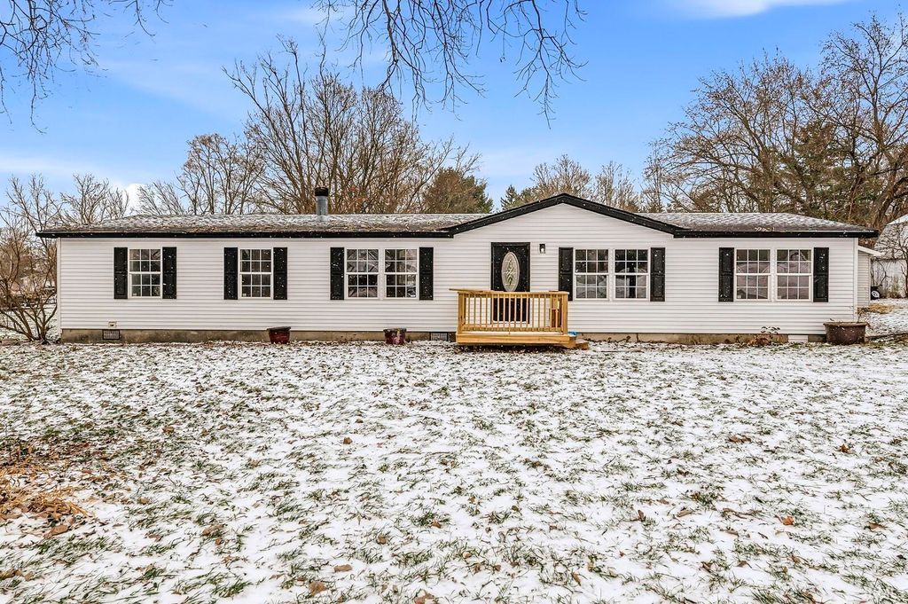 Photo of 1628 S Spring Street, Mishawaka, IN 46544 (MLS # 202549594)