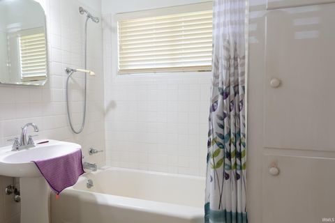 Tiny photo for 215 W Swayzee Street, Marion, IN 46952 (MLS # 202618536)