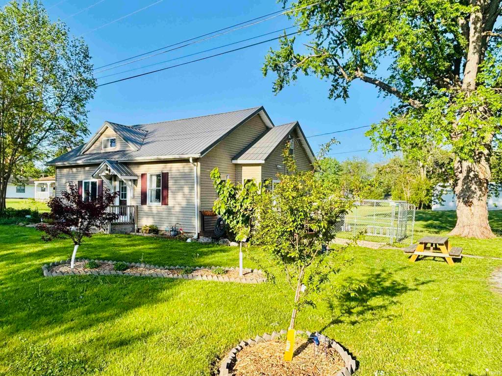 Photo of 302 N Michigan Street, Oxford, IN 47971 (MLS # 202615726)
