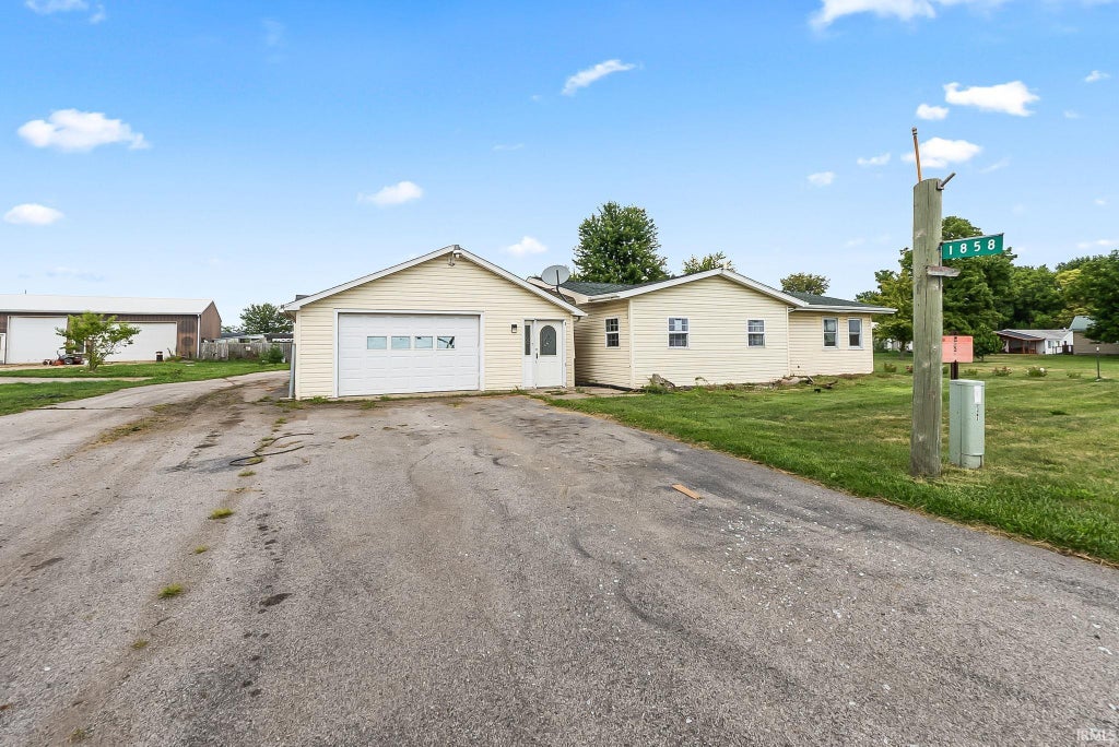Photo of 1858 W Auburn Drive, Auburn, IN 46706 (MLS # 202631961)