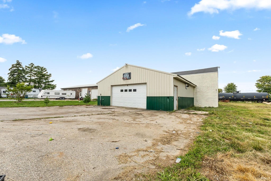 Photo of 1858 W Auburn Drive, Auburn, IN 46706 (MLS # 202631961)