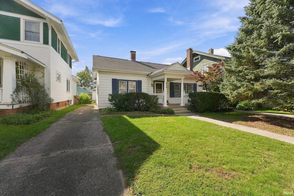 Photo of 919 Pasadena Drive, Fort Wayne, IN 46807 (MLS # 202641993)