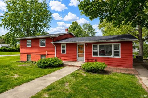 Photo of 303 N Roosevelt Street, Warsaw, IN 46580 (MLS # 202619926)
