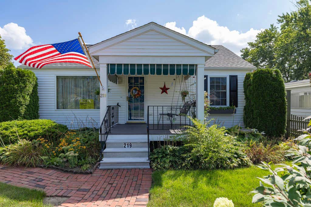 Photo of 219 W La Salle Avenue, Mishawaka, IN 46545 (MLS # 202634602)
