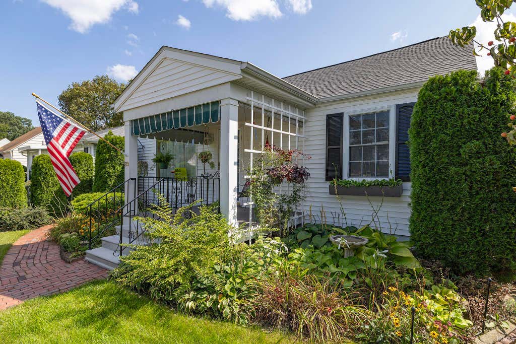 Photo of 219 W La Salle Avenue, Mishawaka, IN 46545 (MLS # 202634602)