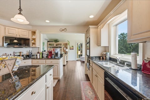 Tiny photo for 910 Calverton Court, Fort Wayne, IN 46825 (MLS # 202637947)