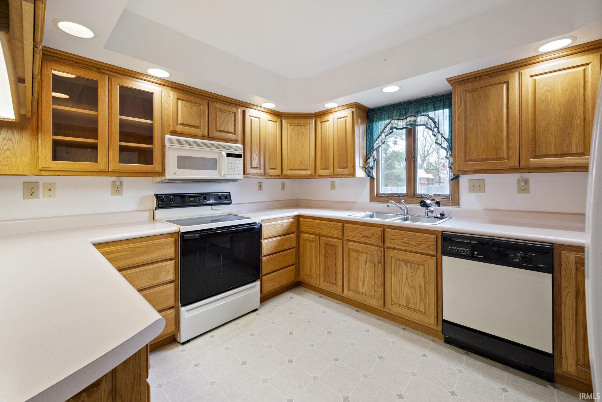 Rossville, Indiana 46065, United States, 3 Bedrooms Bedrooms, ,3 BathroomsBathrooms,Residential,Pending,114131