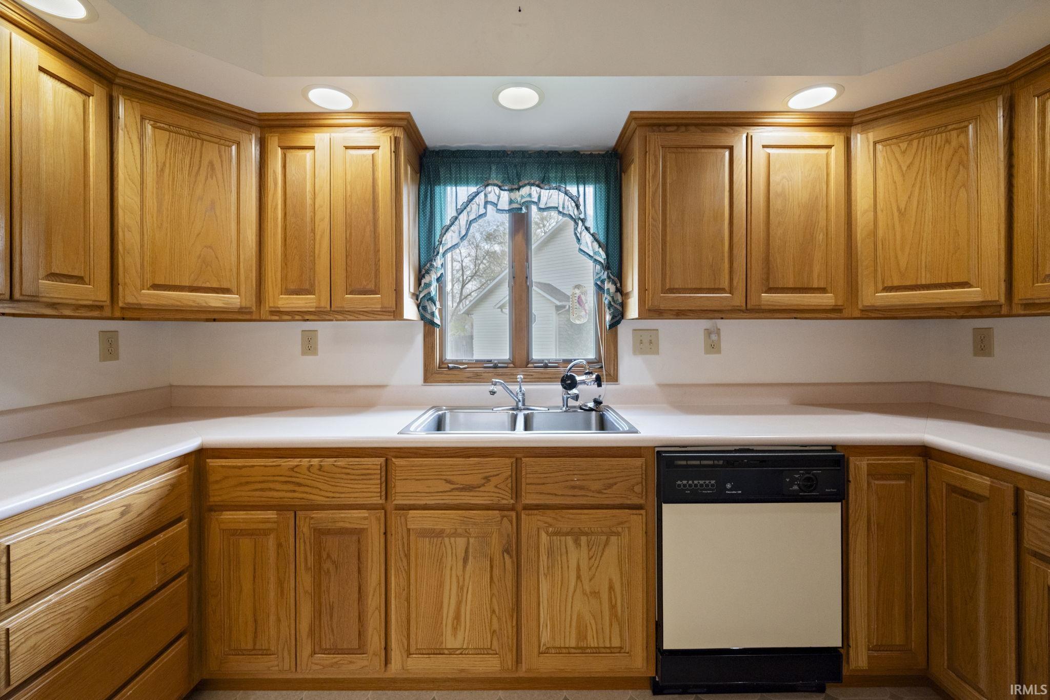 Rossville, Indiana 46065, United States, 3 Bedrooms Bedrooms, ,3 BathroomsBathrooms,Residential,Pending,114131