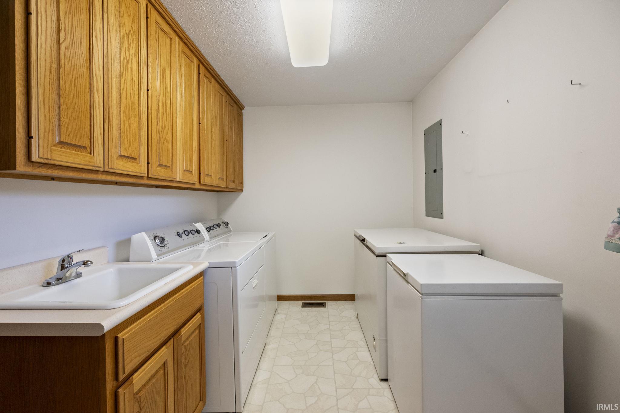 Rossville, Indiana 46065, United States, 3 Bedrooms Bedrooms, ,3 BathroomsBathrooms,Residential,Pending,114131